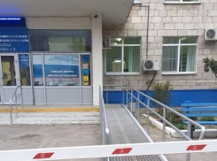 В поликлинике Волгограда въезд на пандус закрыт шлагбаумом
