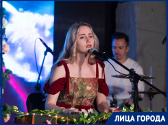«Любовь моя всегда выходила мне боком»: как волгоградка «Элли на маковом поле» покорила Россию