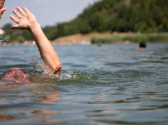 Мужчина со звездами на коленях утонул по пути в магазин под Волгоградом 