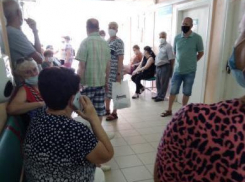«Врачей бросили на вакцинацию»: в поликлинике Волгограда некому принимать пациентов