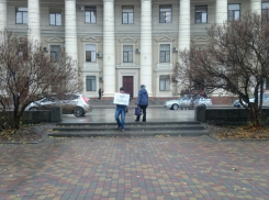 Дальнобойщики Волгограда устроили пикет у здания обладминистрации