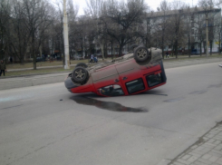 В Волжском водитель перевернулся на Kia: есть пострадавшие