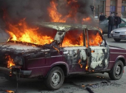 В Волгограде из-за короткого замыкания сгорел ВАЗ 