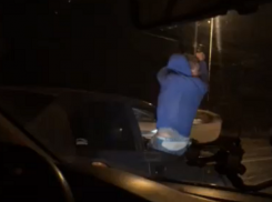 Волгоградец на ходу вылез из машины во время гонки по проспекту Ленина