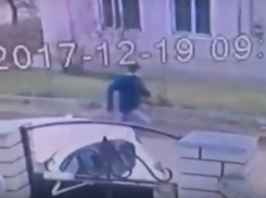 По видео разыскивается вонзивший в спину волгоградки 17-сантиметровое лезвие грабитель