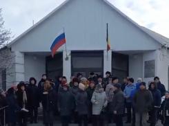 Народный сход утопающих под Волгоградом собрался в кабинете главы города - видео
