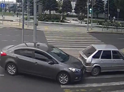 Водитель KIA  врезался в «четырнадцатую» в Волгограде и спровоцировал ДТП с пешеходом: авария попала на видео 
