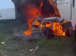 Водитель заживо сгорел во влетевшей под фуру иномарке под Волгоградом