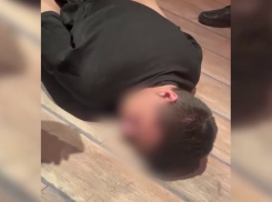 Лицом в пол уложили силовики пособников телефонных мошенников в Волгограде