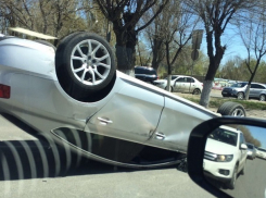 Перевернутую Audi сняли на видео очевидцы в Дзержинском районе Волгограда