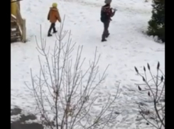 Разгуливающего с топором ребенка в Волгограде сняли на видео