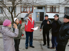 Экстренный митинг жильцов у подъезда дома помог вернуть тепло в дом на юге Волгограда