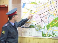 Под Волгоградом полицейские разыскивают преступника в черном плаще
