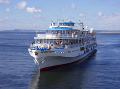 Теплоход протаранил эстакаду под Волгоградом