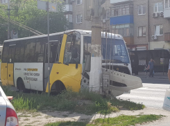 Автобус №59 протаранил столб в Волгограде: последствия сняли на видео