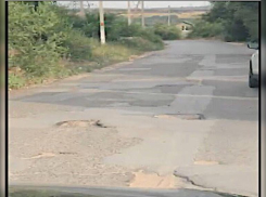 На видео попала «убитая» дорога к Варваровскому водохранилищу в Волгограде