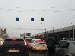 В Волгограде сняли на видео первый день работы новой схемы движения на Самарском разъезде