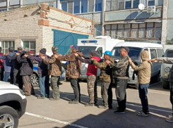 Полсотни мигрантов выстроили по линейке под Волгоградом 