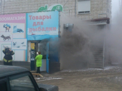 Подвал с магазином загорелся на севере Волгограда