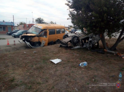 Из-за невнимательной маршрутки легковушка перевернулась на острове Зеленом в Волжском