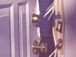 Парень выбил две двери у соседей, перепутав дом под Волгоградом 