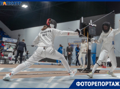 Молодежь устроила рукопашные бои с холодным оружием в центре Волгограда