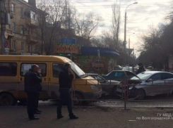 В тройном ДТП с маршруткой на севере Волгограда пострадали пенсионерка и 37-летняя женщина