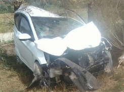 В Волгограде Hyundai на высокой скорости влетел в столб: водитель в больнице