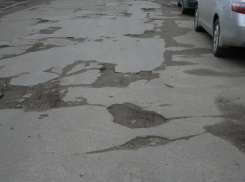Горожане стыдятся грязи на улицах и плохих дорог Волгограда