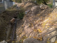 Вокруг школы на юге Волгограда появились окопы