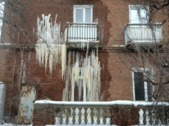 Ледяными сталактитами оброс дом в Волгограде