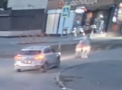 Сбитую с 7-летней дочерью волгоградку спасают врачи