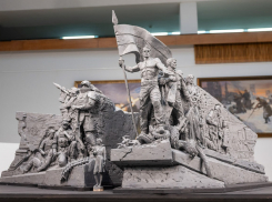 Скульптуру с участником СВО с голым торсом установят у подножия Мамаева кургана 