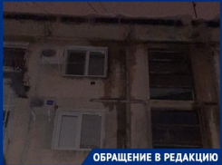 После капитального ремонта в многоквартирном доме разрушается крыша: квартиры волгоградцев топит