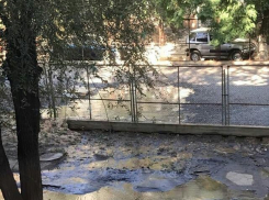 Волгоградцы сфотографировали огромную лужу из питьевой воды