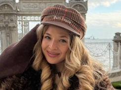 25-летняя известная волгоградская тиктокерша Анна Покров страдает от жутких прыщей