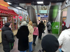 «Столпились большие очереди»: волгоградцы массово отказываются от услуг Сбербанка