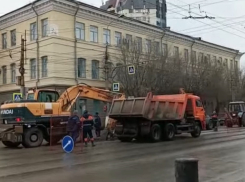  В сторону центра по одной полосе: в Волгограде из-за аварии раскопали Академическую