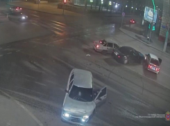 Водитель «десятки» устроил массовое ДТП в центре Волгограда: пострадали две девушки