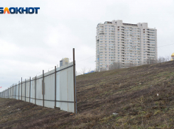 Склон на Нулевой Продольной огородили для строительства ливневок 