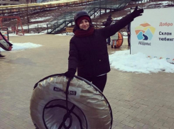 Волгоградские студенты-активисты бесплатно катались на тюбингах в парке