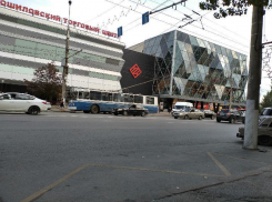 Дерзкий водитель на Hyundai Creta подрезал троллейбус в центре Волгограда: есть пострадавшая