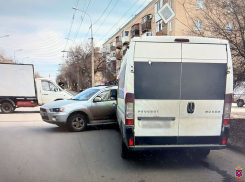 Маршрутка №46с попала в тройное ДТП в Волгограде: фото