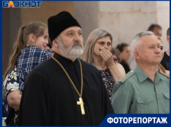 Горькие слезы ребенка, скорбь в глазах матерей: награды погибших на СВО волгоградцев передали семьям
