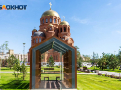 Что стало причиной разбитой двери в библиотеке Александровского сада в Волгограде: опубликовано видео