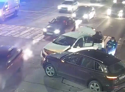 Пятилетнего ребенка вынесли из машины на руках: видео ДТП в центре Волгограда