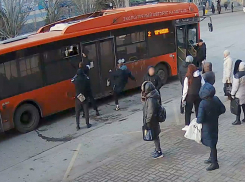 Вылезли из форточки и скакали по сиденьям: буйство подростков в автобусе в Волгограде сняли на видео