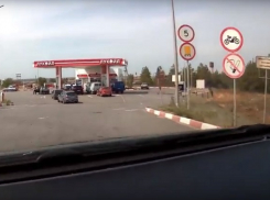 Местные жители перекрыли  дорогу на заправку из-за повышения цен на бензин под Волгоградом
