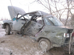 В Волгограде на III-й Продольной «десятка» врезалась в дерево