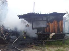 Под Волгоградом горела баня: двое эвакуированы 